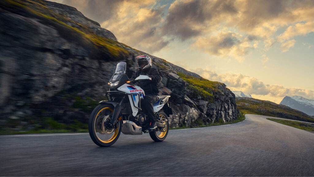 Honda XL750 Transalp en courbe au bord d'un lac de montagne