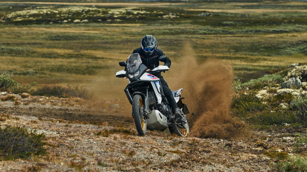 Honda XL750 Transalp en franchissement sur terrain caillouteux