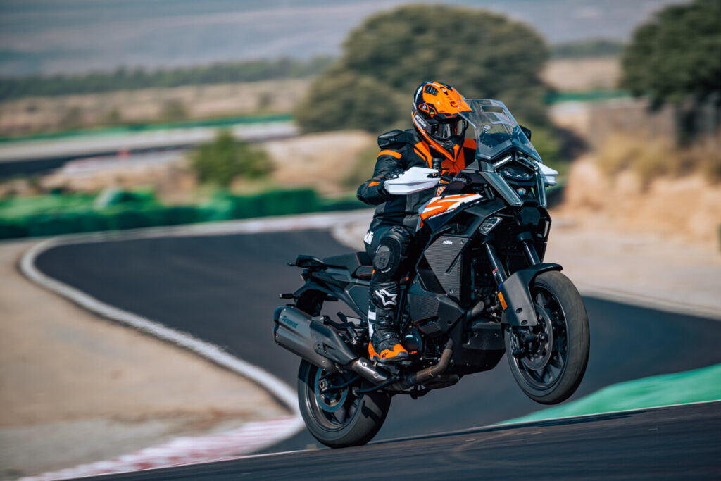 KTM 1390 Super Adventure S en action sur circuit