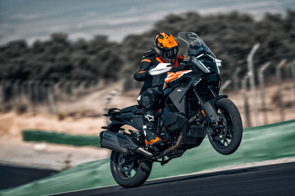 KTM 1390 Super Adventure S, roue avant levee