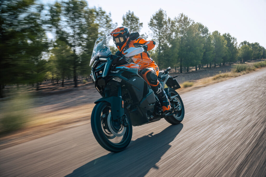 KTM 1390 Super Adventure S sur route ouverte
