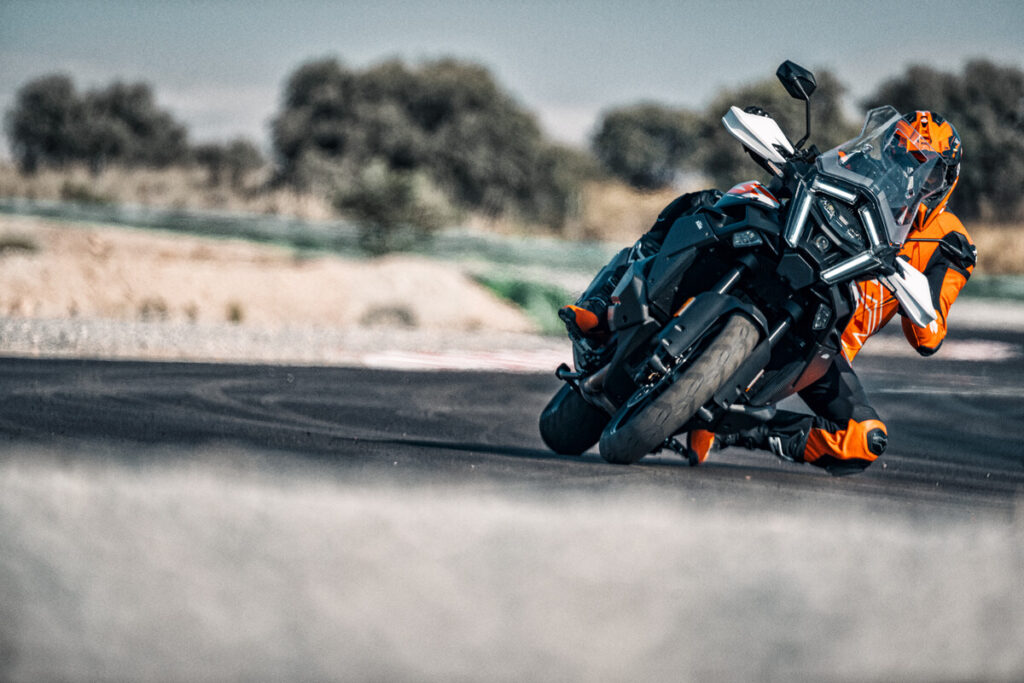 KTM 1390 Super Adventure S penchee en virage