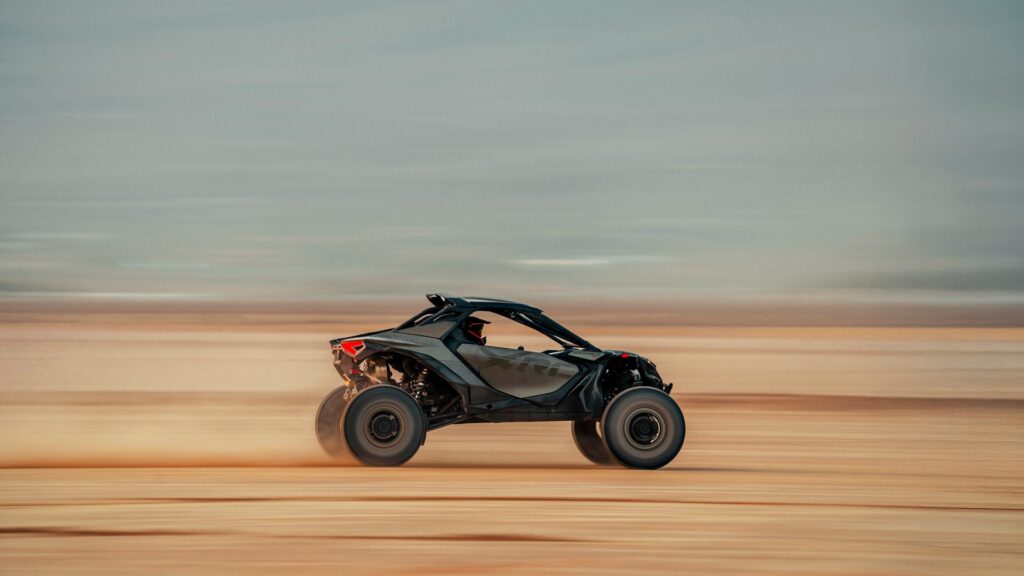 Can-Am Maverick R X rc lance sur une piste de terre