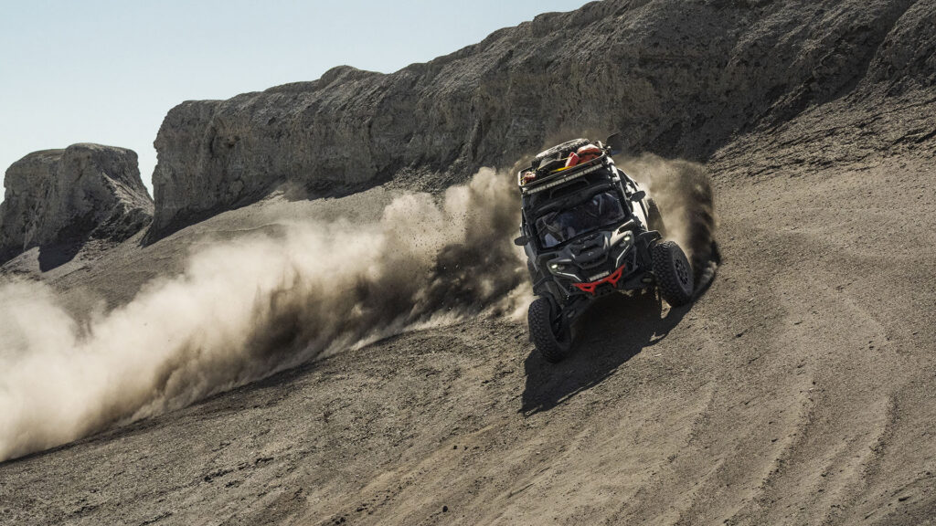 Can-Am Maverick R MAX X RS noir lancé sur une piste de dunes