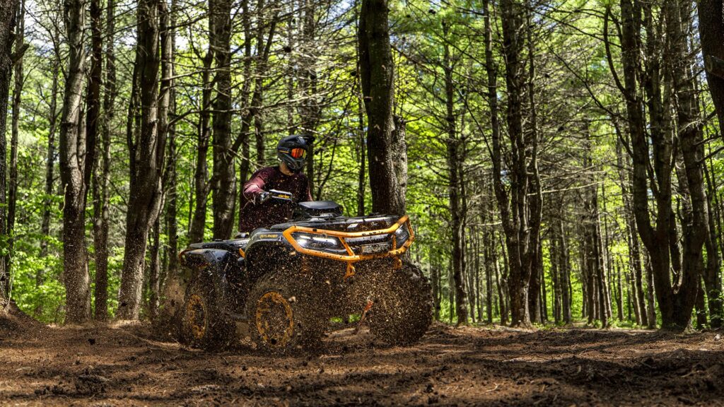Can-Am Outlander XT-P gris en sous-bois, roue avant levée