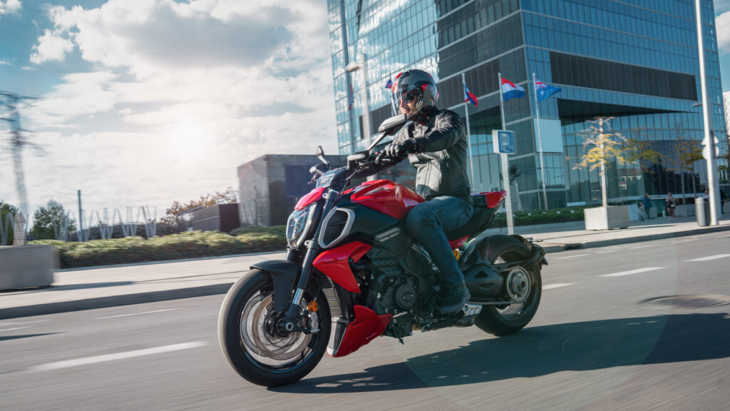 Ducati Diavel V4 en action