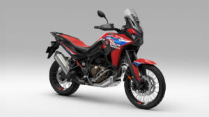 Honda CRF1100L Africa Twin, trois quarts avant en studio, livrée tricolore rouge, blanc et bleu