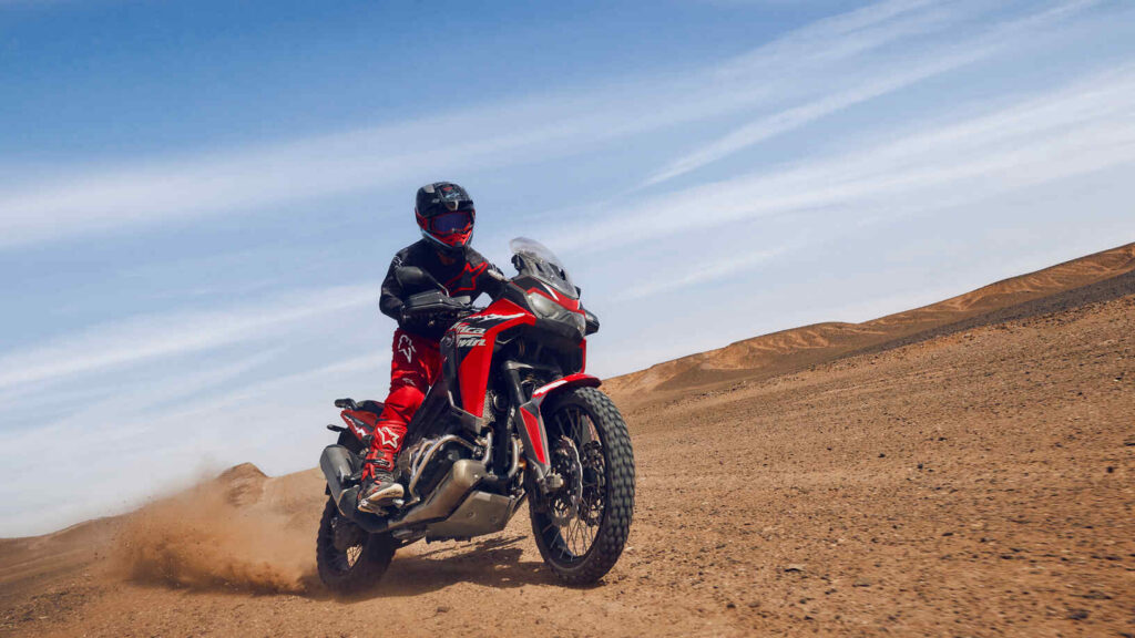 Honda CRF1100L Africa Twin en dévers sur une dune de sable