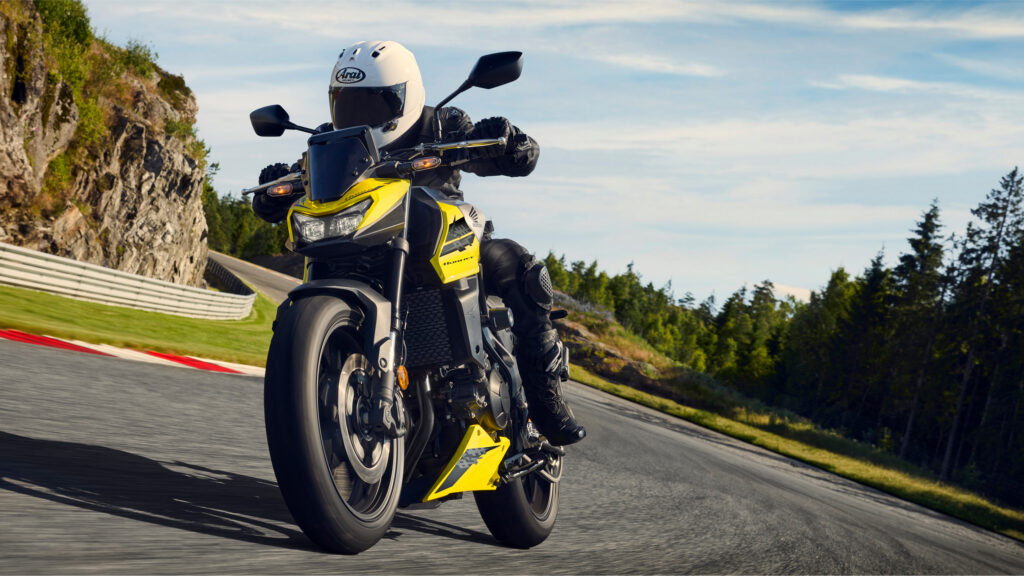 Honda CB750 Hornet en virage sur circuit, pilote en position