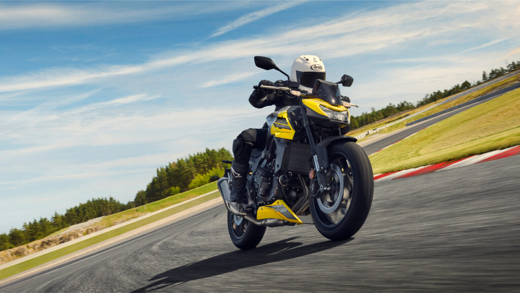 Honda CB750 Hornet lancée sur circuit, vue de face