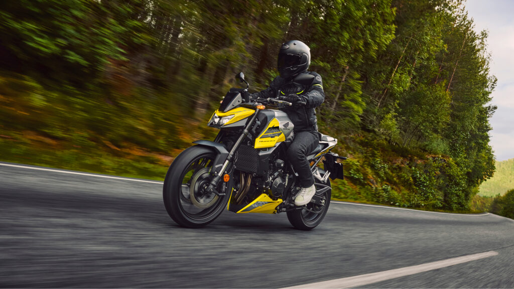 Honda CB750 Hornet en courbe sur route de montagne