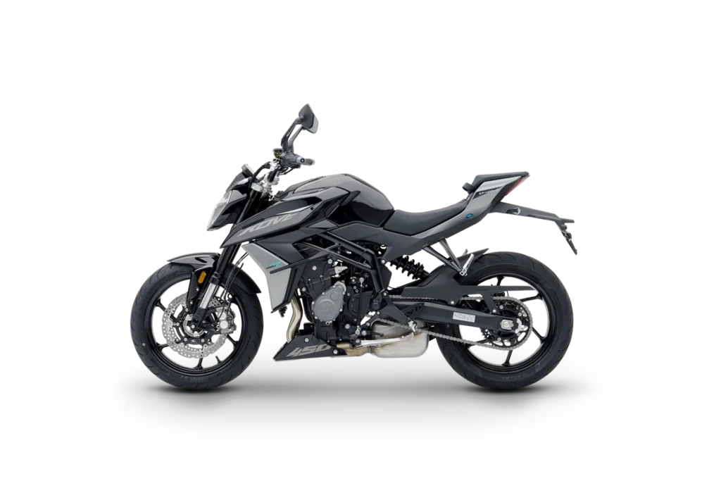 KOVE 450 R noire, trois quarts avant en studio sur fond blanc
