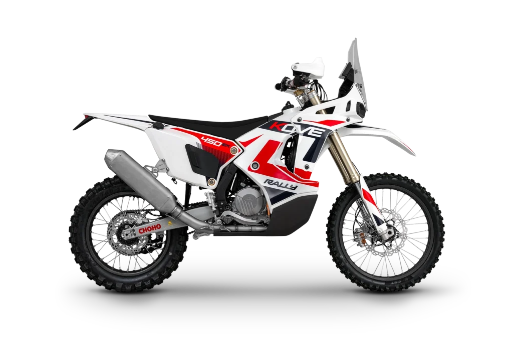 KOVE 450 Rally en livrée rouge et blanche, trois quarts avant en studio sur fond blanc
