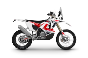KOVE 450 Rally en livrée rouge et blanche, trois quarts avant en studio sur fond blanc