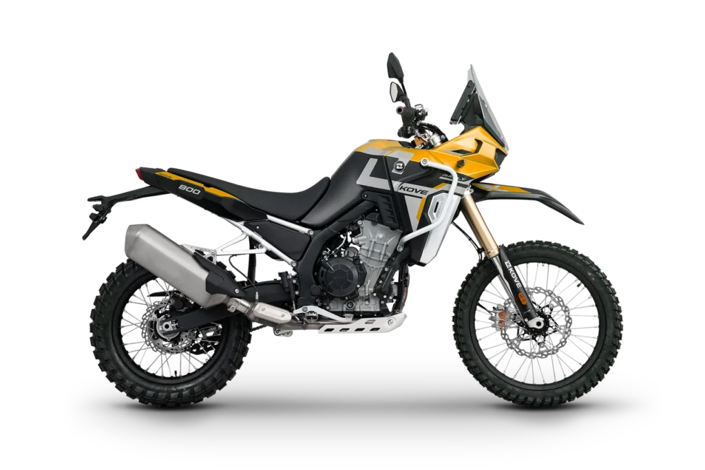 KOVE 800X Rally en livrée noire et dorée, trois quarts avant en studio sur fond blanc