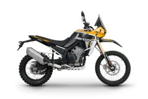 KOVE 800X Rally en livrée noire et dorée, trois quarts avant en studio sur fond blanc