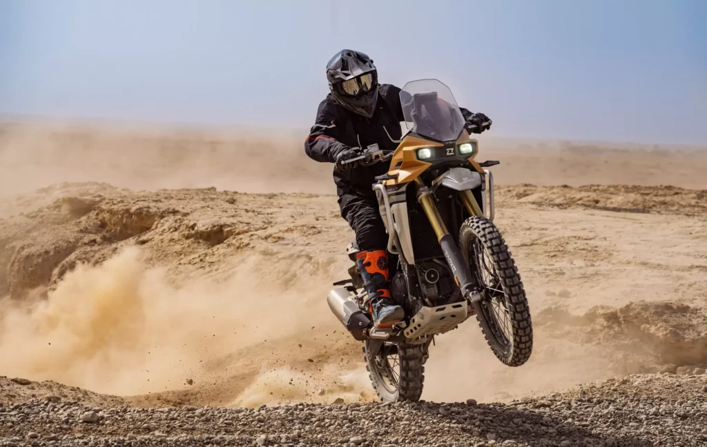 KOVE 800X Rally en roue avant sur terrain sableux