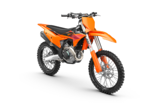 KTM 450 SX-F, trois quarts avant droit en studio sur fond blanc