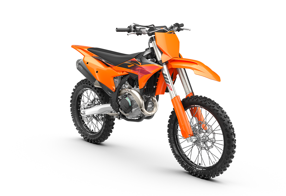 KTM 450 SX-F, trois quarts avant droit en studio sur fond blanc