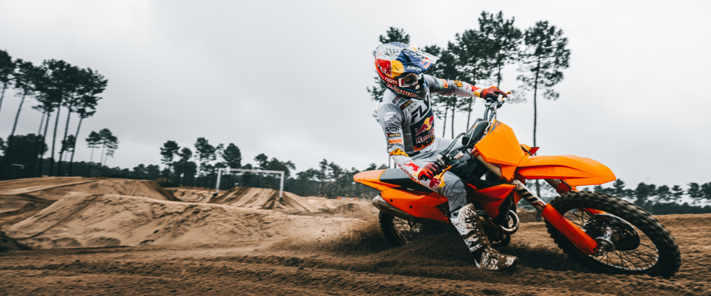 KTM 450 SX-F en sortie de virage sur piste de terre