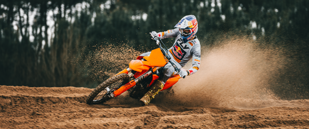 KTM 450 SX-F en appui dans un virage relevé, gerbe de terre