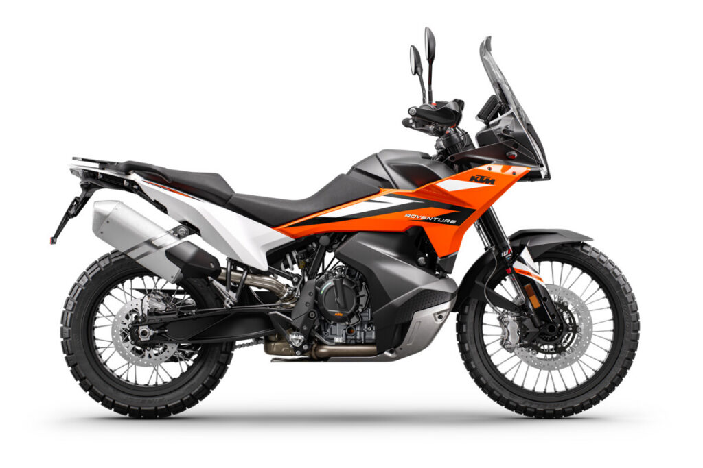 KTM 890 ADVENTURE R, trois quarts arrière droit en studio