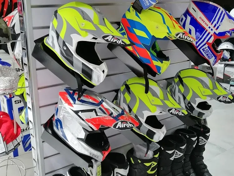 Présentoir de casques de cross et de bottes tout-terrain, sur trois niveaux d’étagères
