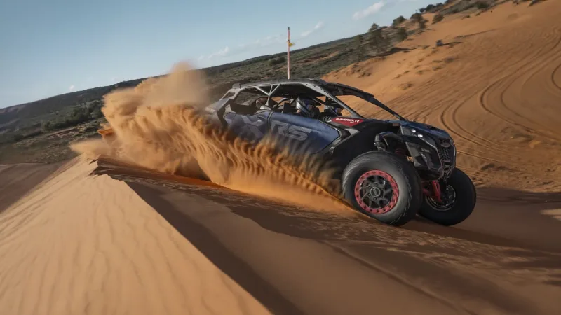 Un SSV Can-Am Maverick en glisse sur une dune de sable