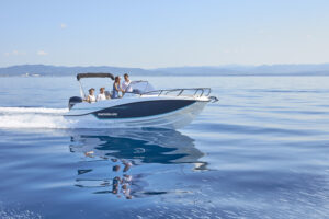 Bateau Quicksilver Activ 675 Sundeck sur une mer calme, vu de trois quarts