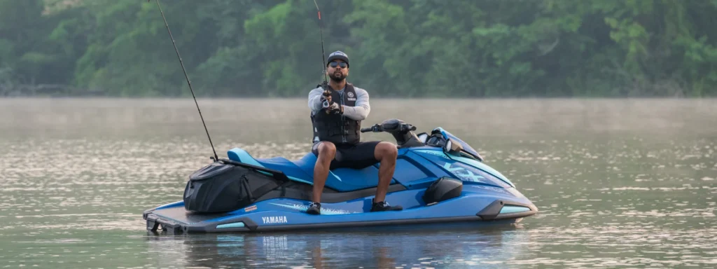 Jet-ski Yamaha VX Cruiser bleu à l'arrêt sur une eau calme, au petit matin