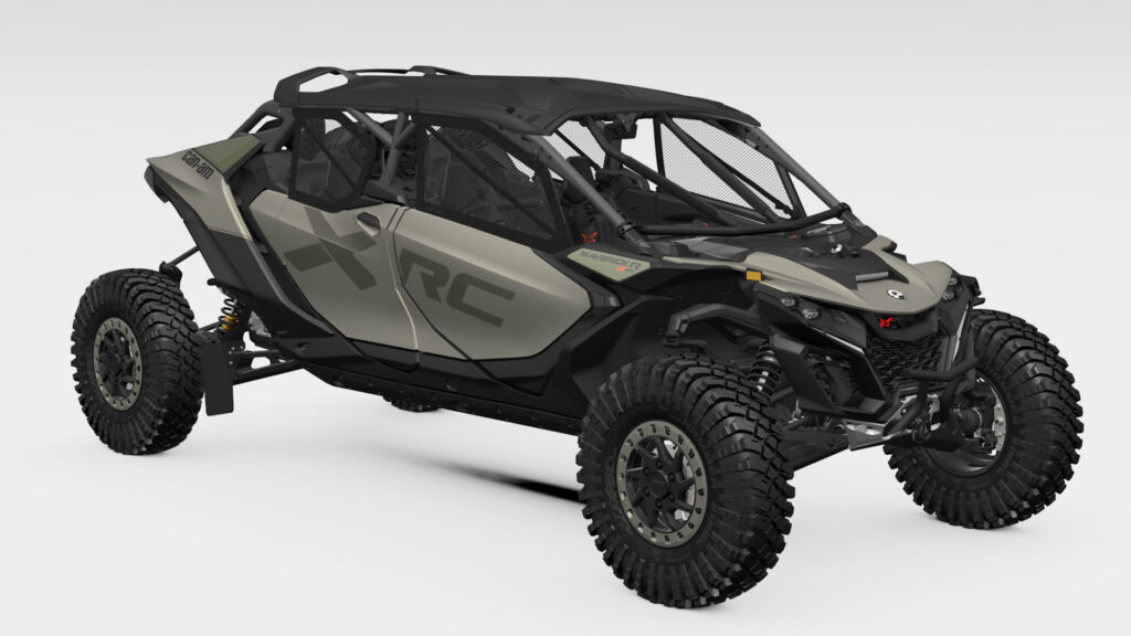 Can-Am Maverick R MAX X rc 2027 quatre places, vue trois quarts avant en studio, vert Loft satiné