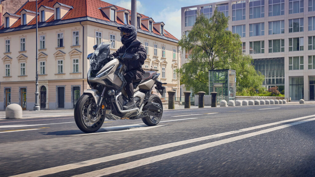 Honda X-ADV 750 roulant sur une avenue urbaine