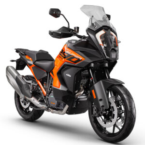 KTM 1290 Super Adventure S orange et noire, vue trois-quarts avant rapprochée sur fond blanc
