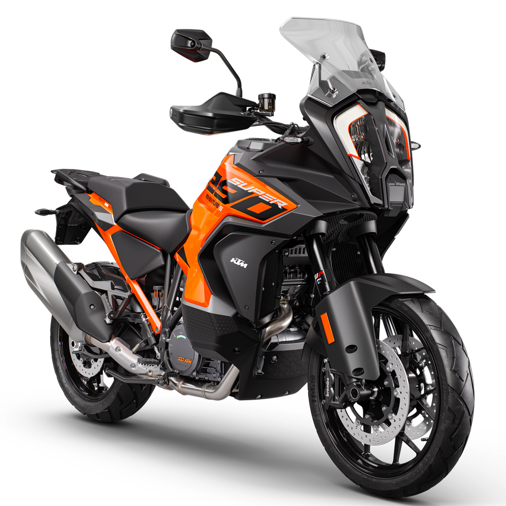KTM 1290 Super Adventure S orange et noire, vue trois-quarts avant rapprochée sur fond blanc