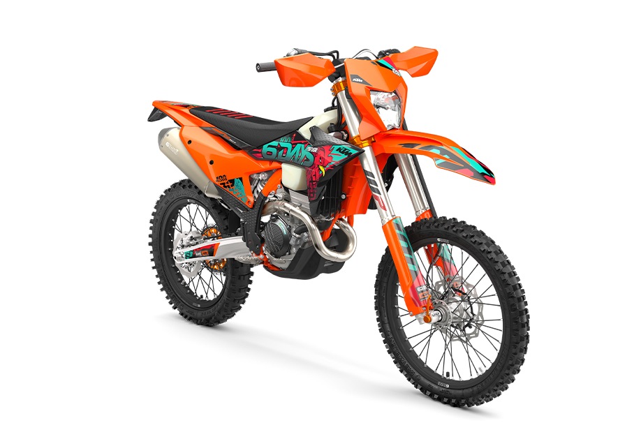 KTM 250 EXC-F Six Days 2027 en studio, vue de trois quarts avant droit, livrée 6DAYS 2027 « Portugal », cadre orange