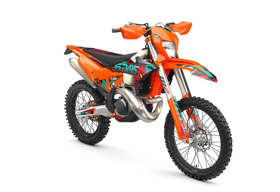 KTM 300 EXC Six Days 2027 en studio, vue de trois quarts avant droit, livrée 6DAYS 2027 « Portugal », cadre orange