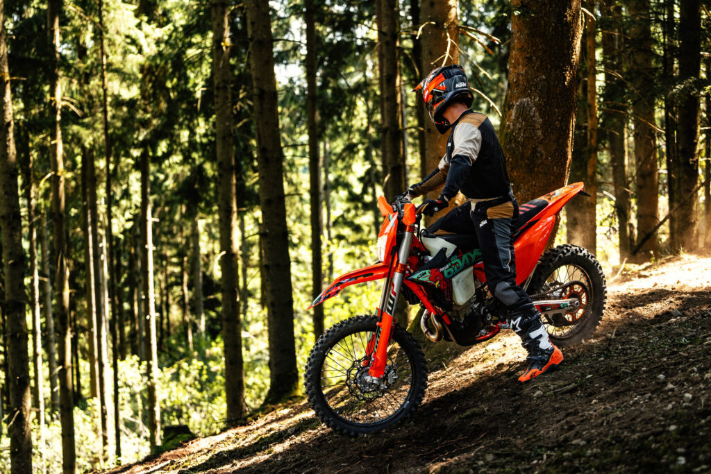 KTM 300 EXC Six Days 2027 en montée sur un sentier forestier