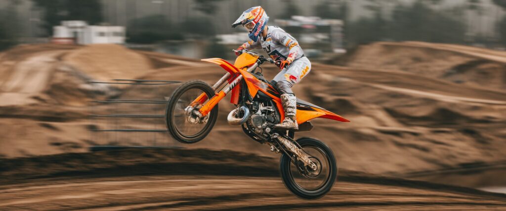 KTM 300 SX 2027 roue avant levée sur une piste de motocross sablonneuse