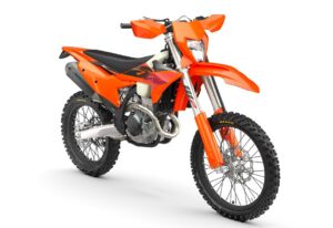KTM 350 EXC-F 2027 en studio, vue de trois quarts avant droit, livrée orange 2027, cadre noir