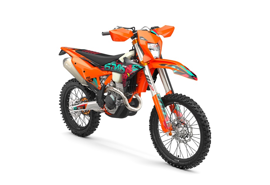KTM 350 EXC-F Six Days 2027 en studio, vue de trois quarts avant droit, livrée 6DAYS 2027 « Portugal », cadre orange