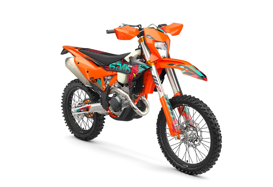 KTM 450 EXC-F Six Days 2027 en studio, vue de trois quarts avant droit, livrée 6DAYS 2027 « Portugal », cadre orange