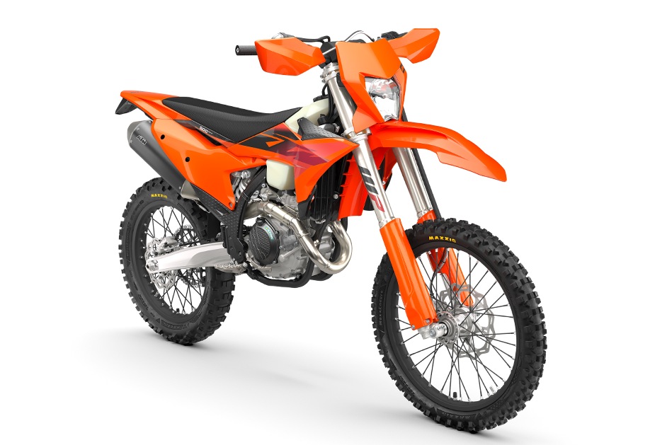 KTM 500 EXC-F 2027 en studio, vue de trois quarts avant droit, livrée orange 2027, cadre noir