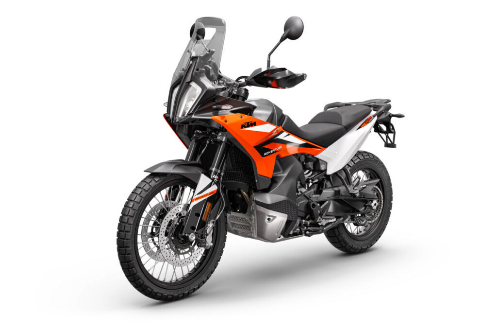 KTM 890 Adventure (version de base, millésime 2023) orange, vue trois-quarts avant, tournée vers la gauche, sur fond blanc