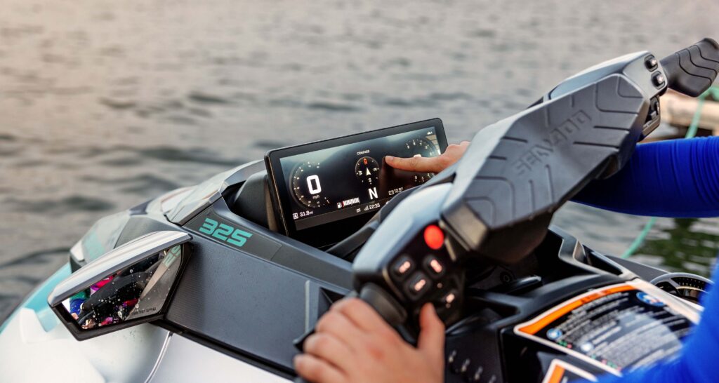 Poste de pilotage du Sea-Doo GTX Limited 325 : écran tactile 10,25 pouces et guidon