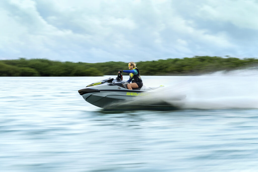Sea-Doo RXT-X 325 gris glace et vert lancé à pleine vitesse, vue lointaine