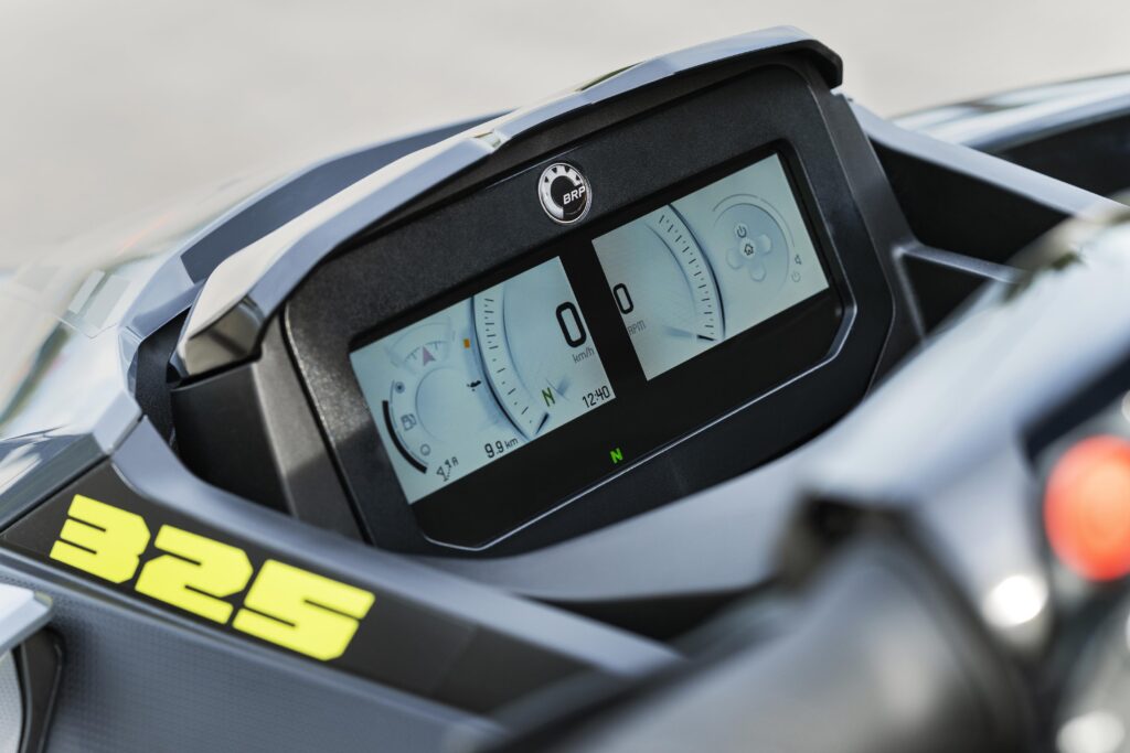 Tableau de bord du Sea-Doo RXT-X avec le logo 325 sur le capot