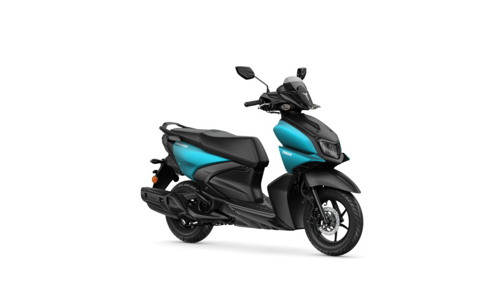 Scooter Yamaha Cygnus Ray ZR 125 (RayZR) bleu cyan mat et noir, vue trois-quarts avant sur fond blanc
