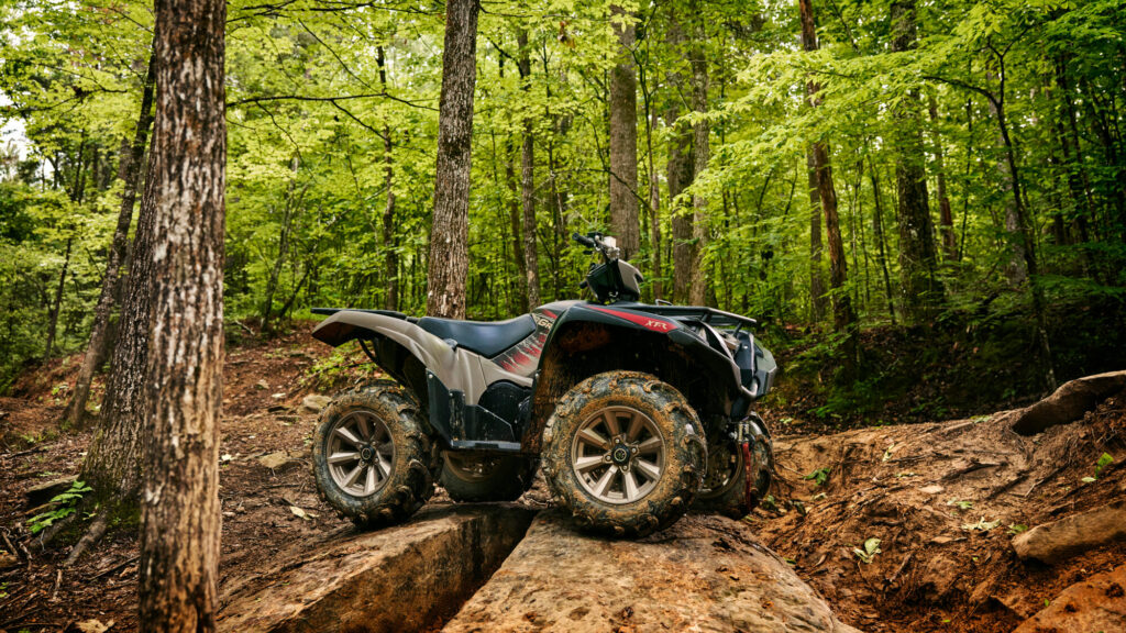 Yamaha Grizzly 700 EPS XT-R arrêté sur une dalle rocheuse en sous-bois