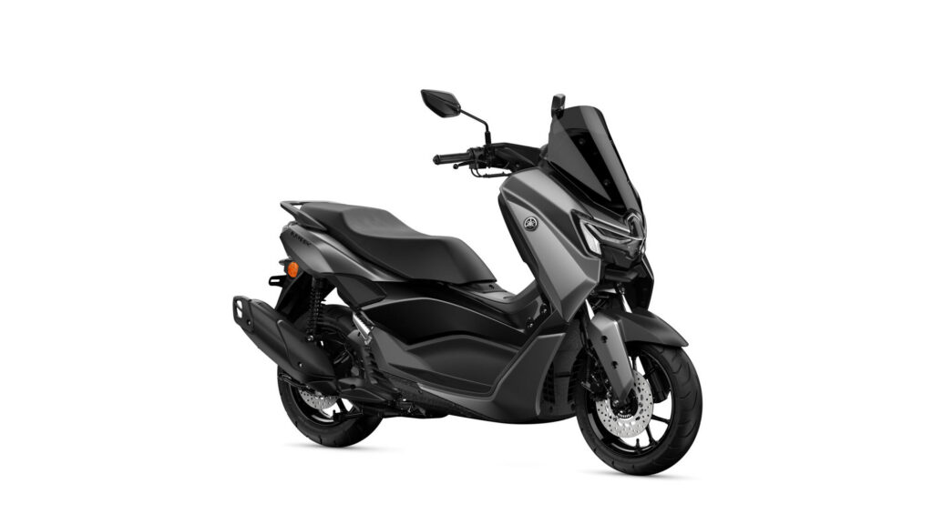 Scooter Yamaha NMAX 125 coloris Crystal Graphite (noir graphite), vue trois-quarts avant sur fond blanc