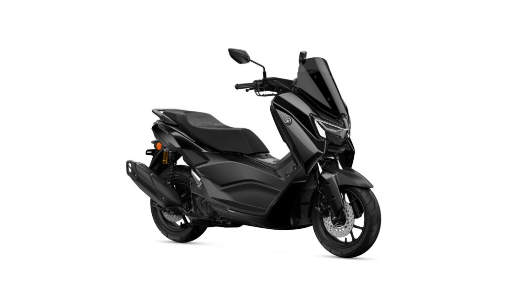 Scooter Yamaha NMAX 155 Tech Max noir, vue trois-quarts avant sur fond blanc